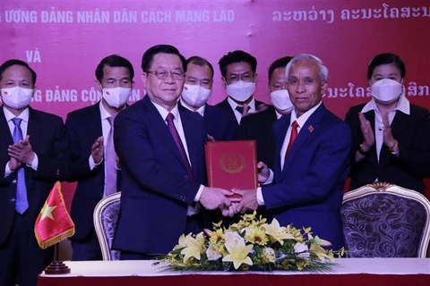 Le Vietnam et le Laos renforcent leur coopération dans la sensibilisation auprès des masses 