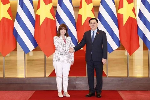 Le président de l'AN Vuong Dinh Hue rencontre la présidente grecque Katerina Sakellaropoulou