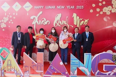 Nouvel An lunaire 2023: les premiers touristes étrangers à Da Nang, Quang Ninh et Binh Thuan 