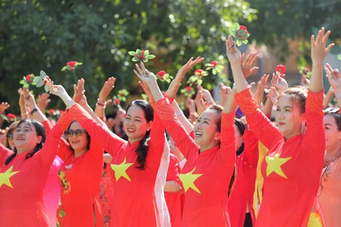 Performance de l'ao dai - Promotion de la culture et du tourisme de Hô Chi Minh-Ville