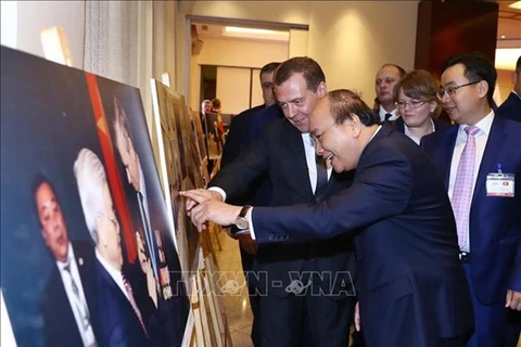 Nguyên Xuân Phuc et Dmitry Medvedev visitent l’exposition de photos sur les liens Vietnam-Russie 