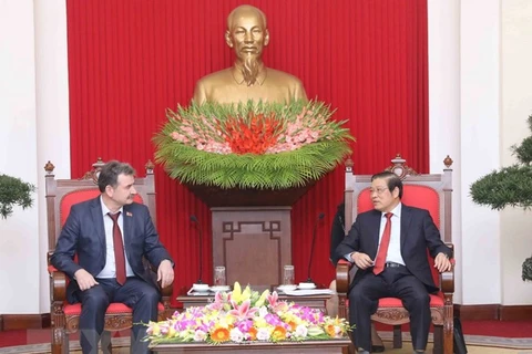 Une délégation du Parti communiste populaire du Kazakhstan en visite au Vietnam