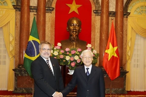 Le SG du Parti communiste et président Nguyên Phu Trong reçoit de nouveaux ambassadeurs étrangers