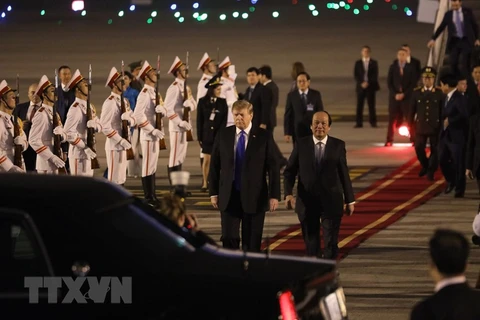 Le président américain Donald Trump arrive au Vietnam