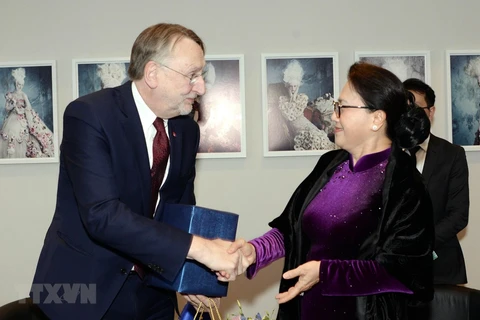 La présidente de l’AN du Vietnam rencontre un haut responsable du Parlement européen