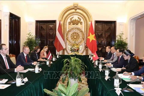 Le vice-PM et ministre des AE Pham Binh Minh s’entretient avec le ministre des AE de Lettonie