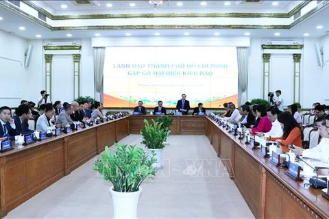 Les responsables de Ho Chi Minh-Ville rencontrent des Viet kieu