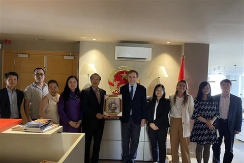 L'ambassadeur du Vietnam en Espagne participe aux activités à Barcelone