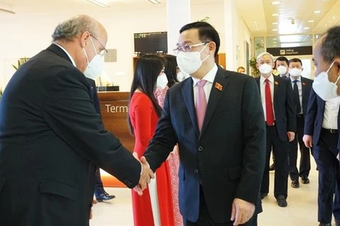 Le président de l’AN Vuong Dinh Huê arrive en Autriche