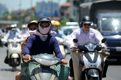 Hanoï : des travailleurs sous la forte chaleur pour gagner leur vie