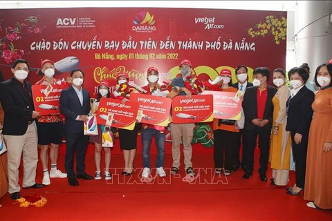 Les vols de Vietjet amènent les premiers touristes de la nouvelle Année lunaire à Da Nang et Van Don