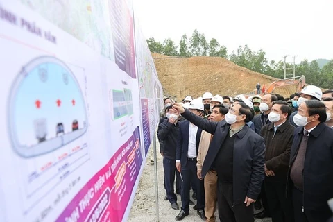 Le PM inspecte l'avancement du tronçon de l’Est du projet d'autoroute Nord-Sud