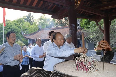 Le président Nguyen Xuan Phuc rendre hommage aux ancêtres légendaires des Vietnamiens