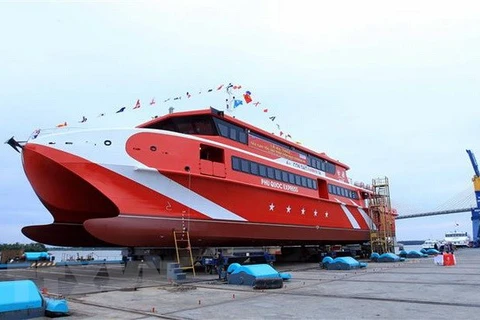 Mise à flot d’un bateau moderne pour faciliter l’accès à Con Dao