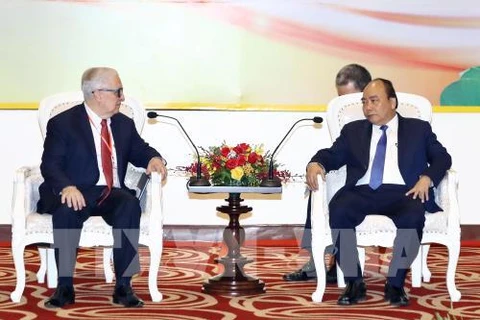 Le PM rencontre des entreprises et investisseurs à Nghe An