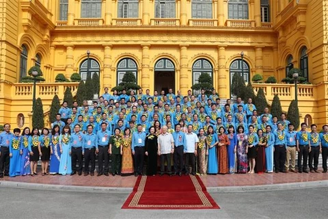 Le dirigeant Nguyen Phu Trong rencontre des cadres syndicaux
