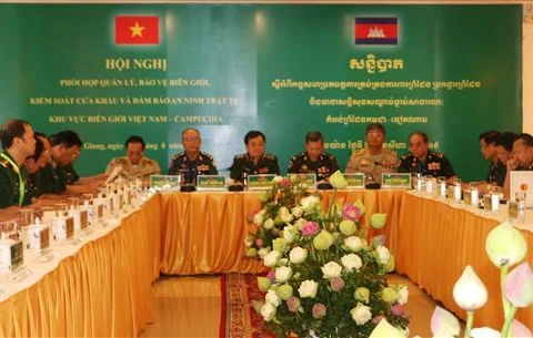 Table ronde sur la coopération frontalière Vietnam-Cambodge