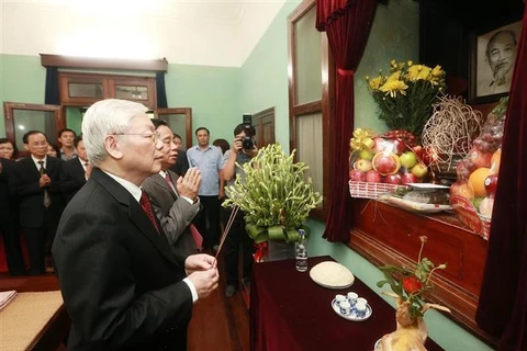 Le secrétaire général du Parti et président Nguyen Phu Trong rend hommage au Président Ho Chi Minh