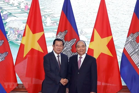 Le Premier ministre Nguyen Xuan Phuc s'entretient avec son homologue cambodgien Hun Sen