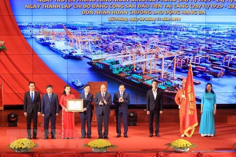 Le PM participe à la cérémonie marquant la Journée des ouvriers du port de Hai Phong
