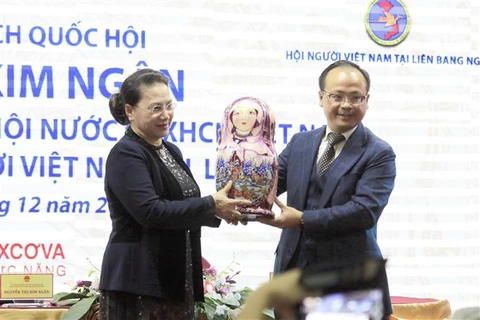 La présidente de l’Assemblée nationale rencontre des Vietnamiens en Russie