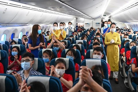 Vietnam Airlines ramène des étudiants à Hanoï après leur mission contre le COVID-19 au Sud
