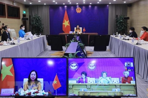 La vice-présidente Vo Thi Anh Xuan assiste au 3e Forum des femmes eurasiennes