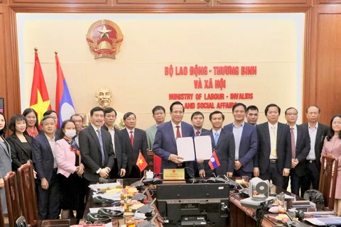 Le Vietnam et le Laos renforcent leur coopération dans le domaine du travail et du bien-être social 