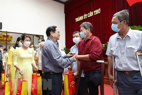 Têt: Le Premier ministre rend visite à des cadres et habitants de Can Tho et de Vinh Long