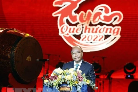 Le président Nguyen Xuan Phuc assiste au programme artistique “"Printemps du pays natal 2022"