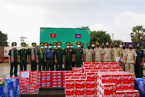 Voeux du Têt des forces armées de la province cambodgienne de Tbong Khmum pour celles de Tay Ninh 