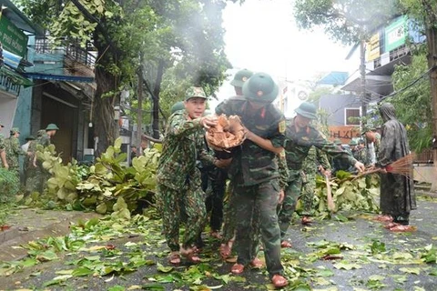 Le typhon NORU touche terre au Centre