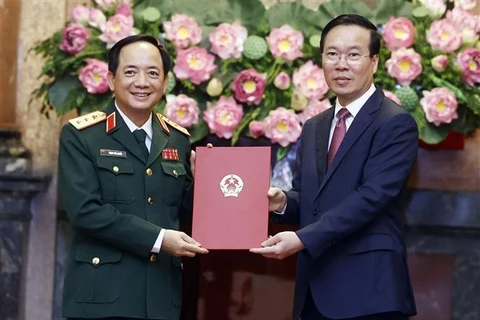 Remise de la décision sur la promotion au grade de général corps d’armée à Trinh Van Quyet