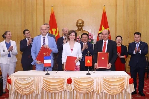 Le directeur de l’Académie nationale de politique Ho Chi Minh reçoit le ministre français de la Transformation et de la Fonction Publiques