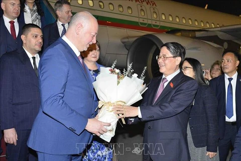 Le président de l'Assemblée nationale bulgare arrive à Hanoï 