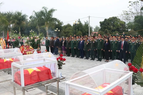 Dien Bien : Inhumation des restes de 15 soldats tombés au Laos