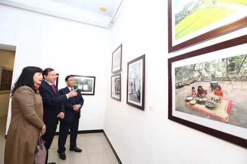 90 ans de la fondation du PCV: ouverture d'une exposition de peinture et de photo à Hanoï