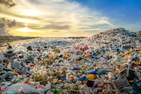 L’Indonésie construira des usines transformant des déchets plastiques en diesel