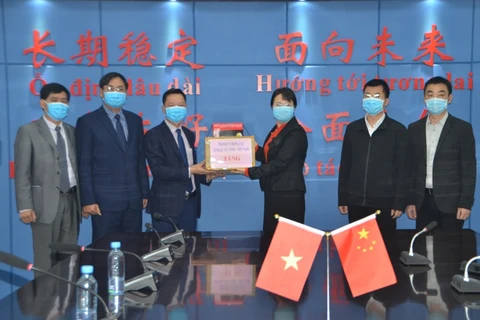 COVID-19 : La ville de Mong Cai accorde une aide en matériel médical à la ville de Dongxing (Chine)