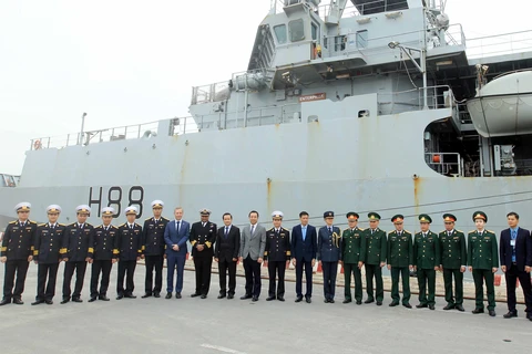 Le navire HMS Entreprise de la Marine royale britannique au port de Tan Vu (Hai Phong)
