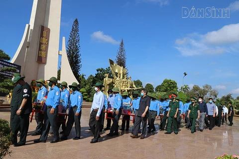 Les restes de 13 soldats volontaires inhumés à Dak Lak