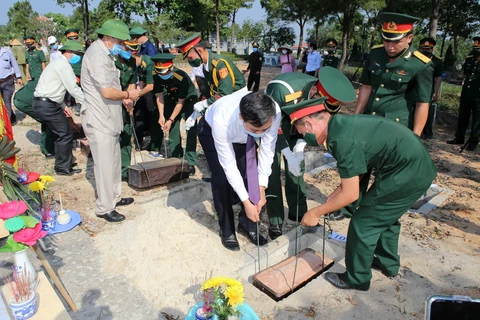 Quang Tri : Inhumation des restes de 16 volontaires vietnamiens tombés au Laos 