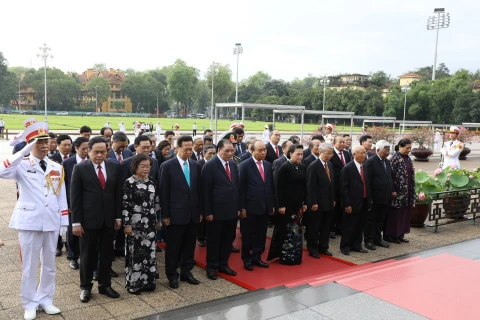 Les hauts dirigeants rendent hommage au Président Hô Chi Minh à l’occasion de son 130e anniversaire