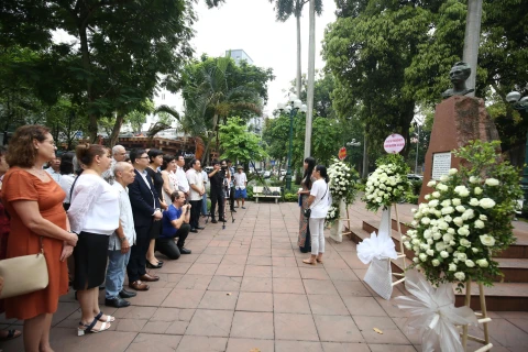 Cérémonie d'offrande de fleurs au Héros national cubain José Martí à Hanoï 