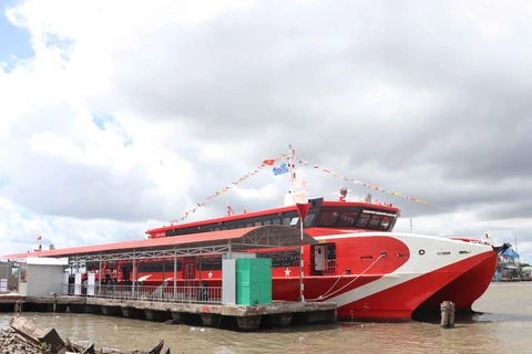 Le premier service de bateau express de Ca Mau officiellement inauguré