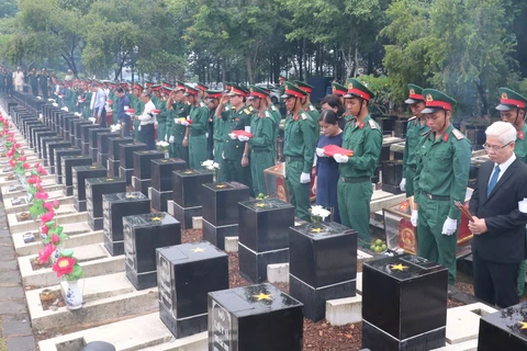Binh Phuoc : Inhumation des restes de 10 soldats volontaires vietnamiens
