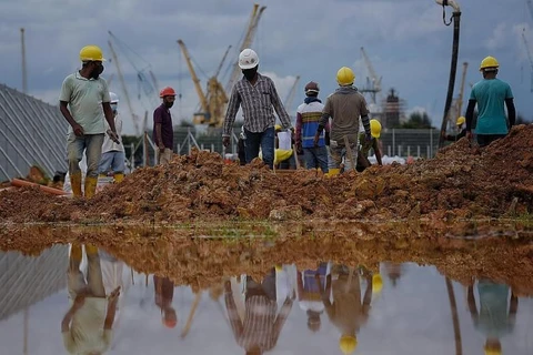 Singapour: 265.000 travailleurs étrangers peuvent reprendre leur travail