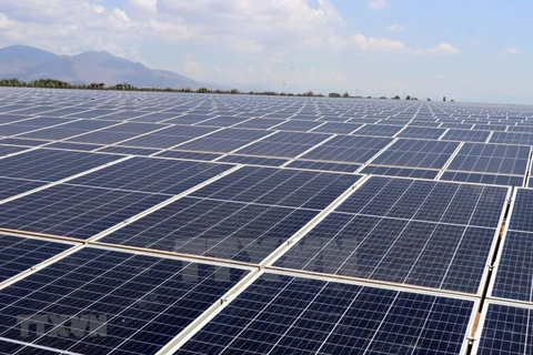 Une entreprise vietnamienne participe au développement de l'énergie solaire au Laos
