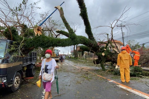 Le super typhon Goni frappe les Philippines, provoquant des glissements de terrain
