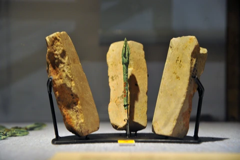 La collection de moules de flèches en pierre de Co Loa reconnue "Trésor national"